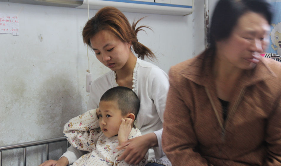 骨穿刺之后的小彬嫻心理產(chǎn)生了恐懼感，面對前來看望她的好心人士她會叫著捂上耳朵，使勁往媽媽的身體里躲，她總害怕自己再次承受那樣的疼痛。小彬嫻每一次這樣的舉動都深深刺痛著家人的心，他們不想讓孩子如此痛苦，又不想放棄治療，因為醫(yī)生說小彬嫻病情的治愈率挺高的，他們一定要陪孩子堅強地區(qū)戰(zhàn)勝病魔。