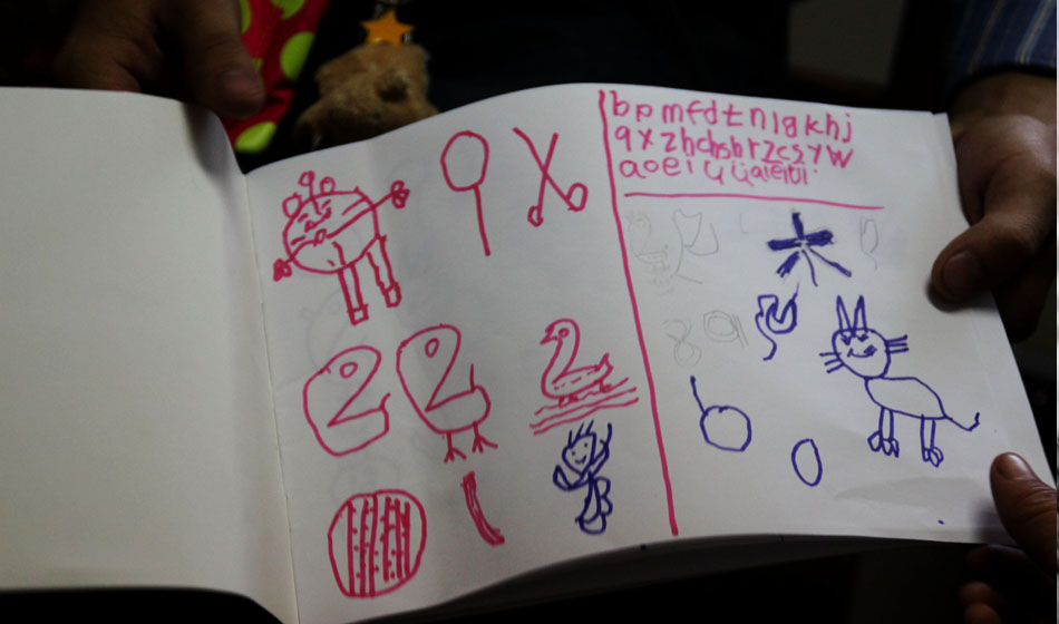 她還記得老師教給她的東西，或許她的畫中隱藏著小小的內(nèi)心深處的期盼。