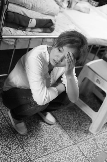 女兒熟睡之后，媽媽總會一個人想很多，女兒的病情、巨額的醫(yī)療費用時刻充斥著她的大腦，年輕的媽媽在這種情境下變得憔悴了很多，她不知道小彬嫻什么時候會好起來，帶著她穿梭在小公園里看著她稚嫩的笑。