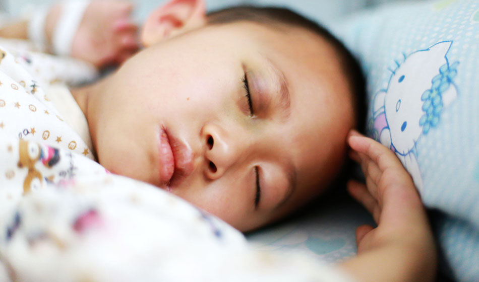 小彬嫻眼部、嘴部、脖子等出血點致使她無法吃硬東西，不小心劃破一下對她就是最大的損失，每個人都在保護著她，包括幼小的她自己。