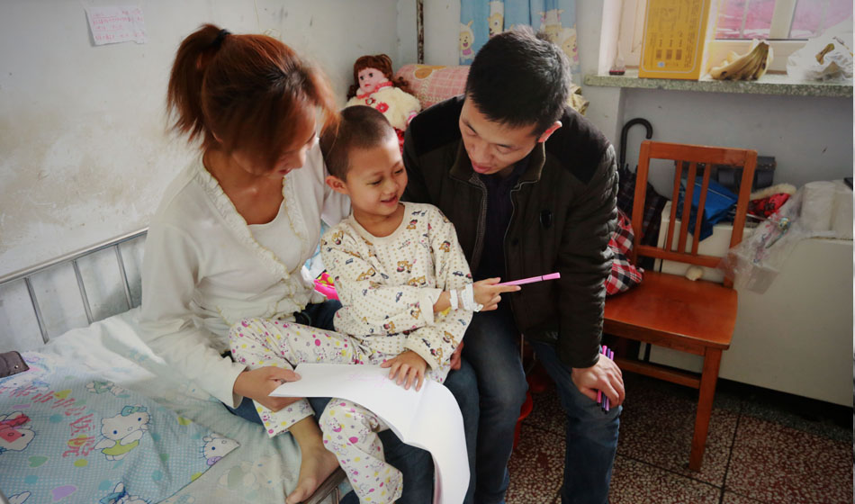 最近一段時間，小彬嫻似乎意識到了什么，只要醫(yī)生向她走來，哪怕是哭著她也會主動伸出胳膊，接受每天一次的皮下組織注射，“我不能流血，治好我才能回家。”她都學(xué)會了自我安慰。這個午后，她拿起愛心人士送給她的畫筆和畫紙開心地玩了起來，爸爸媽媽也終于露出了久違的笑臉，他們必須強忍著壓力給女兒更多的快樂。