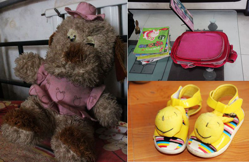 被小彬嫻當成寶貝的毛絨玩具，臟兮兮地靠在床沿，顯得是那樣的孤單；還未裝包的書本、還未來及穿著蹦跳的可愛涼鞋都被放在了家里，它們也在等待小主人回家。