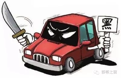 8月3日上午，公交分局接群眾報(bào)警稱，在汽車西站搭乘一輛白色奧拓(黑出租車)時(shí)，被該車司機(jī)持刀搶劫2600元。公交分局迅速組織警力現(xiàn)場(chǎng)勘查、走訪調(diào)查、調(diào)取天網(wǎng)監(jiān)控視頻、尋找嫌疑人蹤跡，經(jīng)大量工作，于次日凌晨6時(shí)許，辦案民警在復(fù)興區(qū)大乘寺附近發(fā)現(xiàn)嫌疑人的活動(dòng)蹤跡。經(jīng)縝密布控，辦案民警在火車站一舉將犯罪嫌疑人張某某抓獲，犯罪嫌疑人張某某對(duì)持刀搶劫乘客的犯罪事實(shí)供認(rèn)不諱。