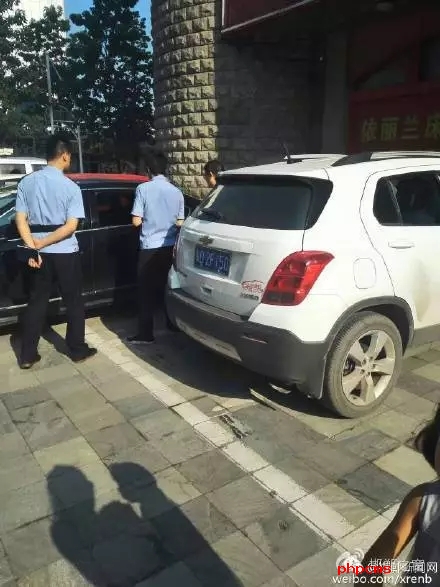 網(wǎng)友爆料：8月10日晚，邯鄲人民路西段，天晁小區(qū)附近，家具大世界門前，十幾輛小車玻璃被砸，車內(nèi)有價(jià)值財(cái)物被洗劫一空，目前警方已介入調(diào)查。