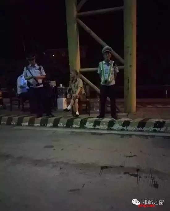 8月9日晚，磁縣交警大隊(duì)林坦中隊(duì)民警在執(zhí)行勤務(wù)中，對(duì)一輛小型普通客車進(jìn)行例行檢查，該車司乘人員三人，其中兩名乘坐人員神情恍惚，非?？梢?，民警認(rèn)真核對(duì)每名人員信息，經(jīng)網(wǎng)上對(duì)比查詢，系統(tǒng)提示陳某某具有吸毒史。執(zhí)勤民警立即對(duì)該車進(jìn)行全面徹查，并對(duì)該車三名司乘人員做了尿檢，檢驗(yàn)結(jié)果兩名乘坐人員為陽(yáng)性。最終，經(jīng)過(guò)細(xì)致盤問(wèn)，周某某、陳某某對(duì)其吸毒事情供認(rèn)不諱。