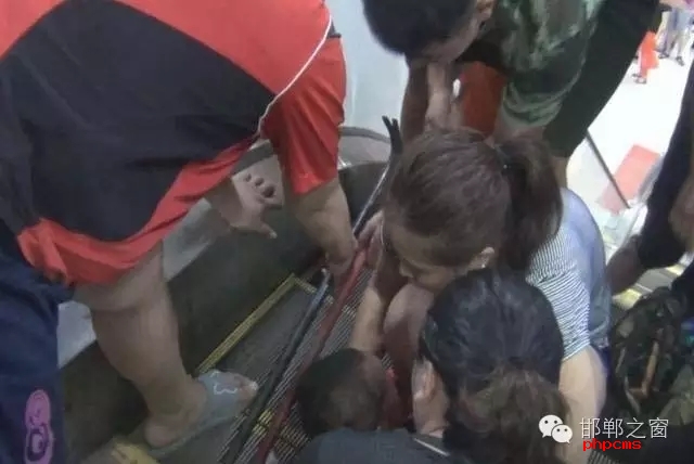 8月11日下午2點(diǎn)，曲周縣百貨大樓一名幼兒手臂卡入滾動(dòng)扶梯，接到報(bào)警后，邯鄲消防曲周中隊(duì)立即趕赴現(xiàn)場(chǎng)進(jìn)行救援。據(jù)商場(chǎng)工作人員介紹，幼兒母親在一旁買(mǎi)水時(shí)，沒(méi)注意幼兒爬到電梯口玩耍不慎將手臂卡住。