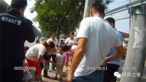 8月11日上午，邯鄲武安市公安局巡特警大隊(duì)民警巡邏至富強(qiáng)路北頭格力空調(diào)對(duì)面時(shí)，發(fā)現(xiàn)一名三歲小男孩獨(dú)自一人在路邊哇哇大哭。巡邏民警迅速下車(chē)詢(xún)問(wèn)，從他斷斷續(xù)續(xù)的講述中，得知孩子未經(jīng)大人同意，自己跑出來(lái)玩，找不到家了，民警經(jīng)多方努力，終于安全把孩子送回家。