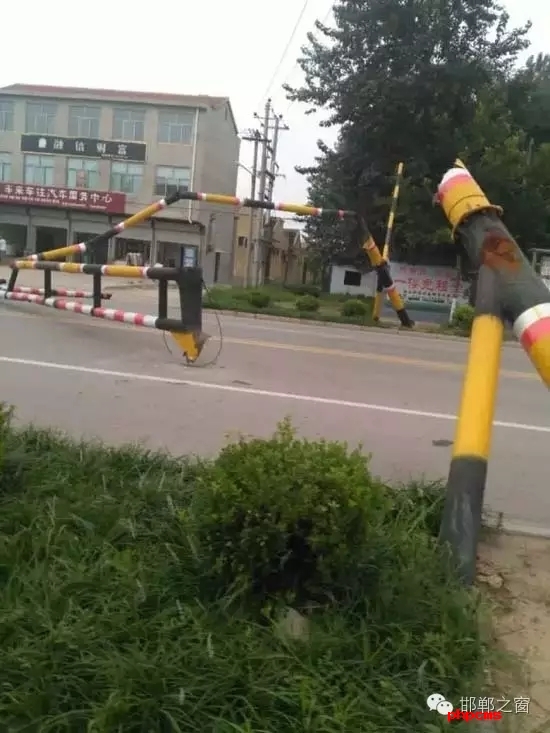 網(wǎng)友爆料：8月13日早上，邯鄲市臨漳東前坊表村附近的限高桿被撞倒。
