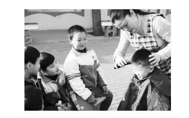 “苗老師理發(fā)又快又好看！”昨日是二月二“龍?zhí)ь^”的好日子，邯鄲市叢臺(tái)區(qū)滏東小學(xué)教師苗艷敏義務(wù)給十多名留守兒童理發(fā)，受到了眾人好評。為擁有這門手藝，苗艷敏利用節(jié)假日暗中“修煉”了3年。 早在2014年2月，苗艷敏就從網(wǎng)上購買了電動(dòng)理發(fā)器，每逢節(jié)假日便去理發(fā)店觀摩學(xué)習(xí)。經(jīng)過一個(gè)多月的鉆研，她把愛人當(dāng)成了第一個(gè)“試驗(yàn)品”，結(jié)果以失敗告終。 為真正學(xué)好理發(fā)手藝，苗艷敏除了光顧各理發(fā)店取經(jīng)外，還經(jīng)常上網(wǎng)學(xué)習(xí)。功夫不負(fù)有心人，經(jīng)過3年多的修煉，她的手藝越來越嫻熟，漸漸得到了大家的認(rèn)可。 今年二月二，她特意從家里帶來理發(fā)工具，為廣大師生一展才藝。